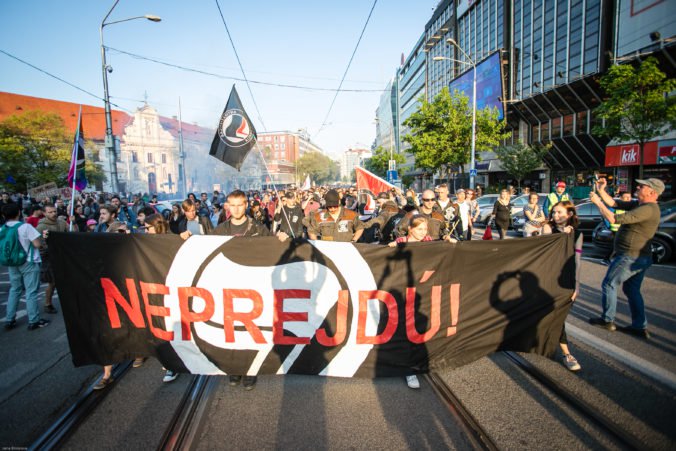 Foto: Slováci pochodovali proti fašizmu, reagovali na nerozpustenie Kotlebovej strany