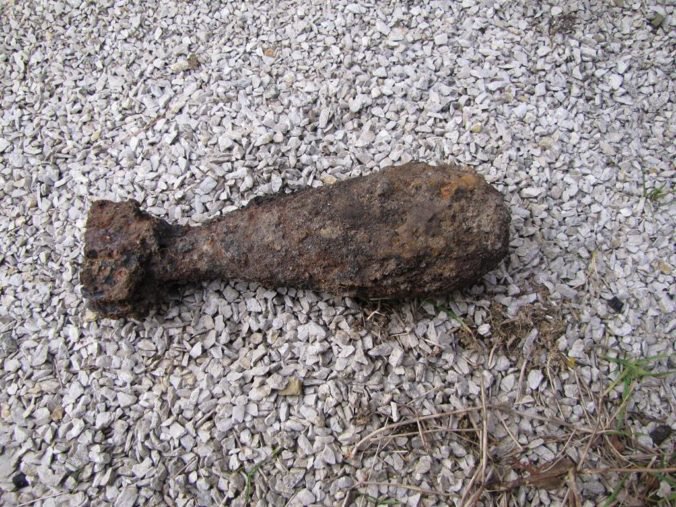 Foto: Vo dvore rodinného domu v Soblahove našli delostreleckú mínu z 2. svetovej vojny