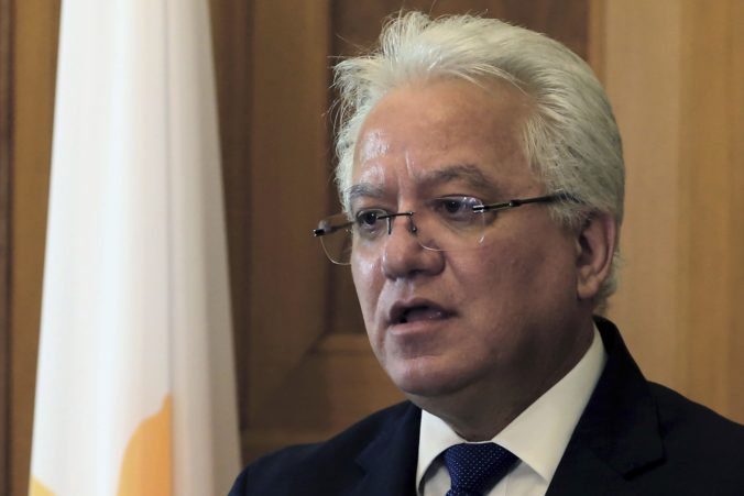 Minister Nicolaou rezignoval, dôvodom prípad sériového vraha