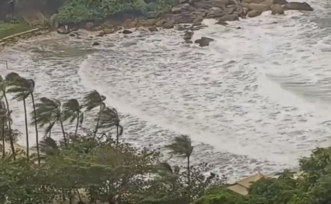 Video: Východné pobrežie Indie ohrozuje cyklón Fani, záchranári museli evakuovať tisíce ľudí
