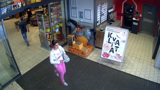 Foto: Polícia objasňuje krádež kabelky v obchode, pátra po žene z kamerových záznamov