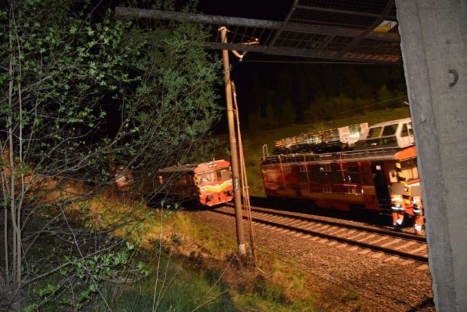 Foto: Spadnuté zábradlie zastavilo vlaky pri Liptovskom Mikuláši na niekoľko hodín