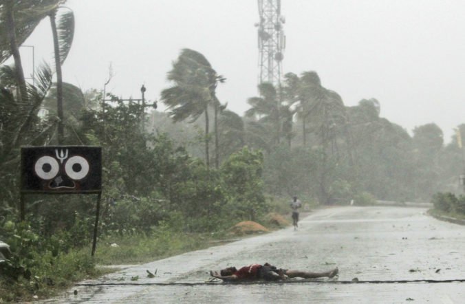 Video: Cyklón Fani zasiahol východné pobrežie Indie, státisíce ľudí našli útočisko v prístreškoch