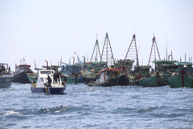 Indonézia sa s ilegálnym rybolovom nemazná, úrady potopili desiatky rybárskych lodí