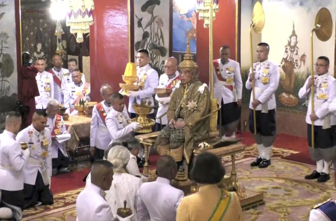 Video: Thajsko má nového kráľa, ceremoniál vysielali všetky televízie v krajine