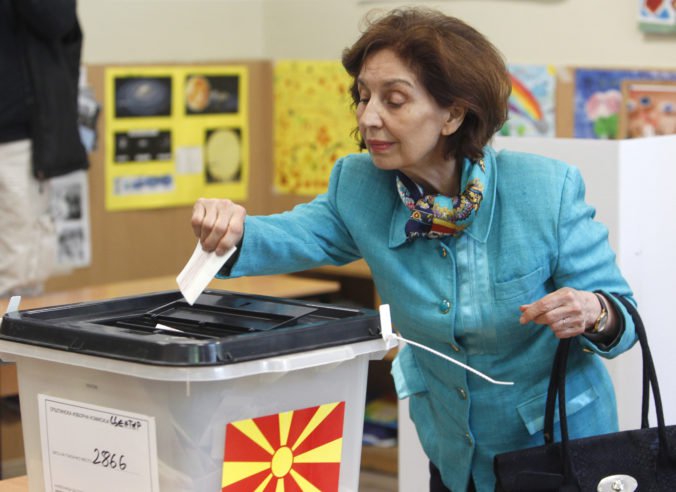 V Severnom Macedónsku si volia prezidenta, opozícia má v druhom kole konzervatívnu profesorku