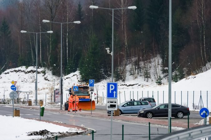Cestári pod Tatrami sú pre sneženie v pohotovosti, zasahovali na horských priechodoch