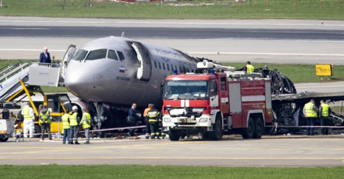 Čo spôsobilo núdzové pristátie a požiar lietadla Aeroflotu? Vyšetrovatelia skúmajú tri možné príčiny