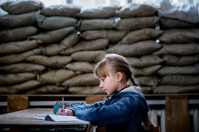 Deti na východnej Ukrajine pomoc stále potrebujú