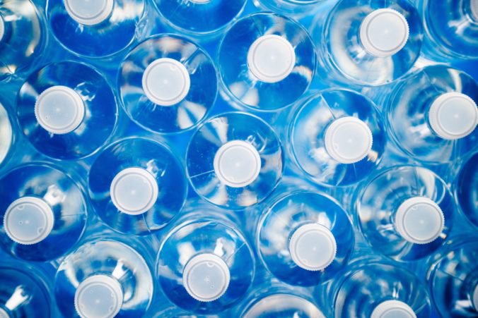 Obchodníci sa pripravujú na zákaz jednorazových plastov a zálohovanie obalov na nápoje