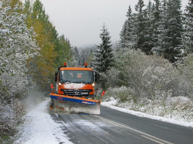 Cestári zasahovali pre sneh na cestách pod Tatrami, pozor by si mali dať vodiči s letnými gumami