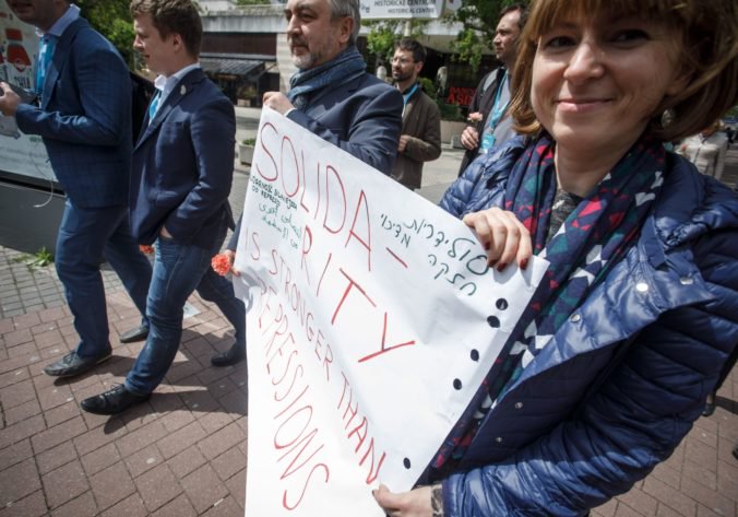 Foto: Aktivisti z Európy a Ruska si na Námestí SNP pripomenuli zavraždeného novinára Kuciaka
