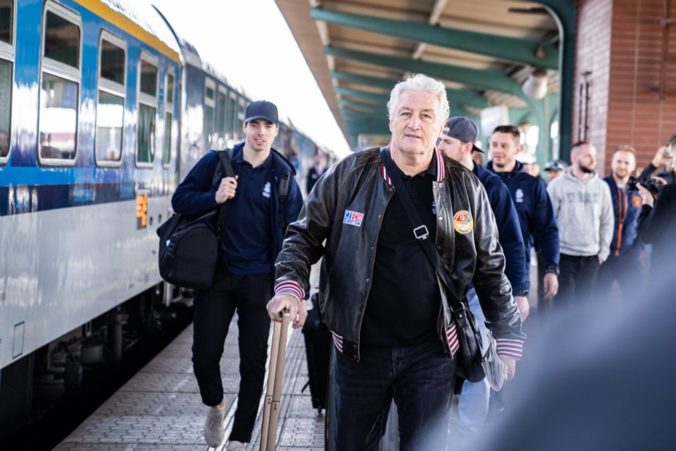 Video: Česi dorazili do Bratislavy, tréner Říha zbieral hráčov vlakom