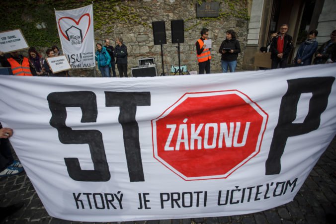 Desiatky učiteľov pochodovali Bratislavou proti zákonu o pedagogických zamestnancoch
