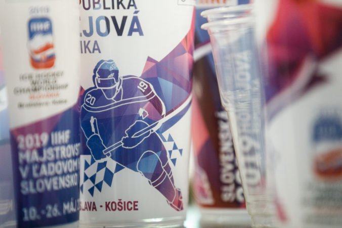 Foto: Poháre z bioplastu aj taniere z cukrovej trstiny, predstavili zelené opatrenia na MS v hokeji 2019