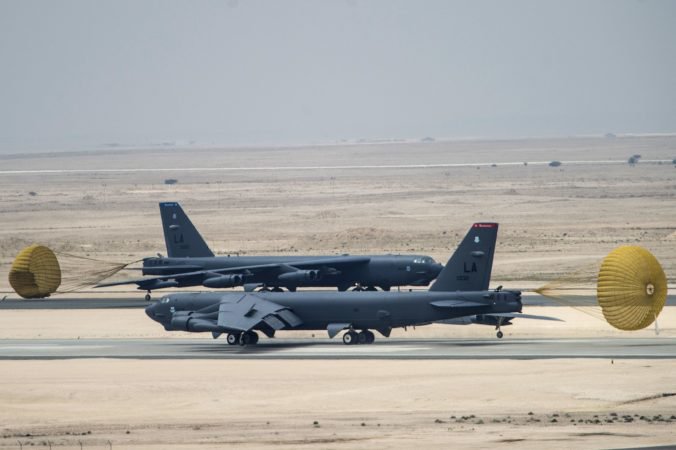 Do Kataru prileteli bombardéry, pre hrozbu zo strany Iránu pošlú USA aj lietadlovú loď
