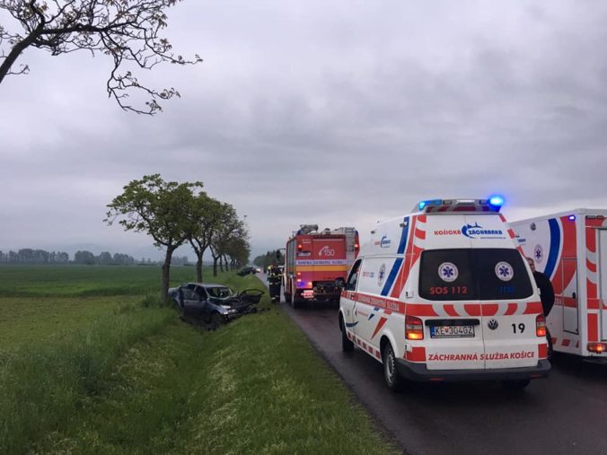 Foto: Opitý vodič pri predbiehaní spôsobil nehodu, Golf narazil do svahu a BMW skončilo v strome