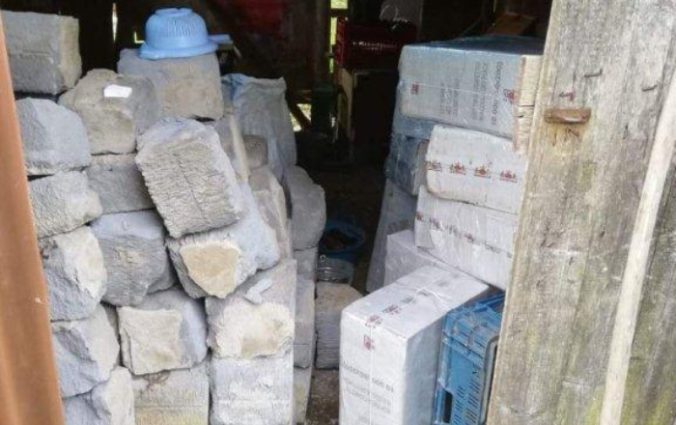 Foto: Policajti našli v kôlni stovky kartónov cigariet a zadržali troch Slovákov
