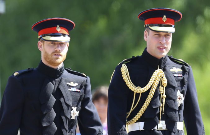 Princovia William a Harry podporia službu pre duševné zdravie, iniciatíve venujú milióny libier