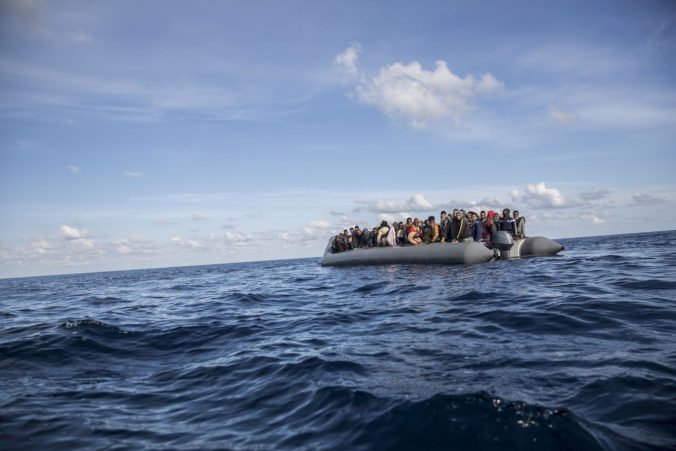 V Stredozemnom mori sa potopila loď s migrantmi, o život prišli desiatky ľudí