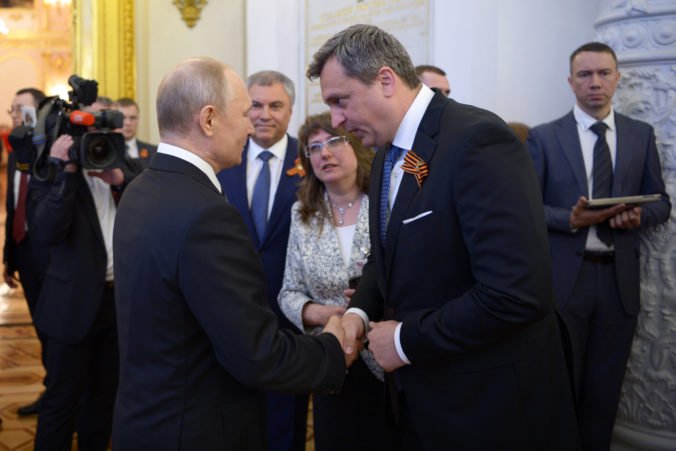 Danko považuje pozvanie do Moskvy za česť a tvrdí, že sa Putinovi neklaňal