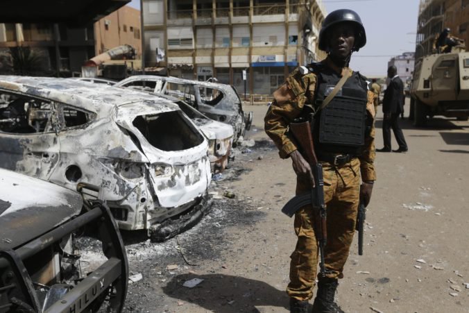 Islamskí militanti zaútočili na kostol v Dable, zabili farára a piatich veriacich