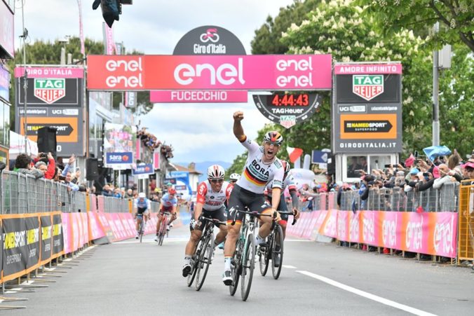 Video: Saganov tímový kolega porazil šprintérske esá a vyhral druhú etapu na Giro d’Italia