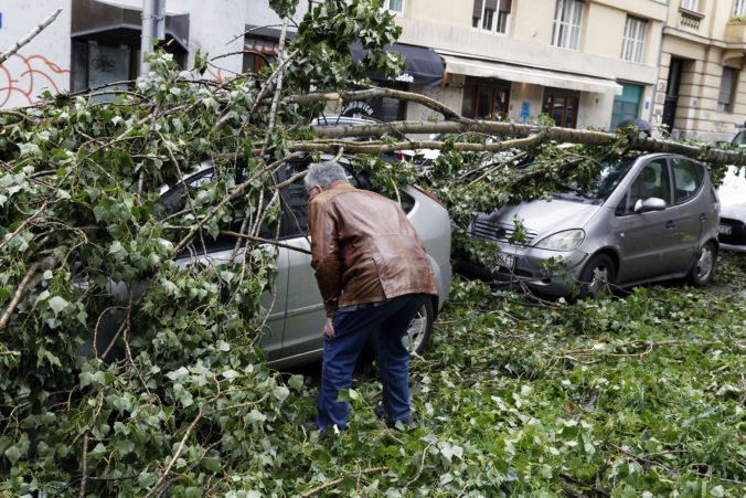Chorvátskom sa prehnala silná búrka, nechala za sebou vyvrátené stromy aj narušenú dopravu
