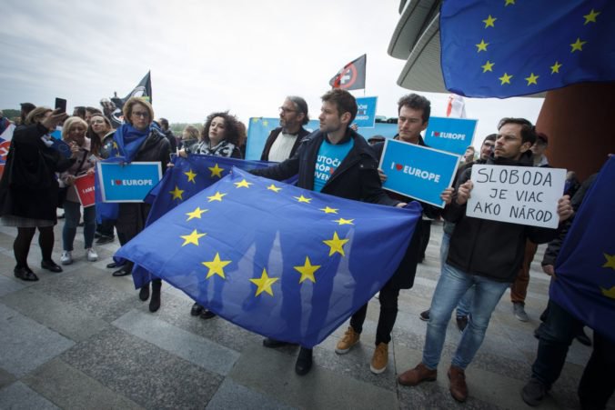 Foto: Ľudia protestovali proti Le Penovej v Bratislave, na transparentoch mali heslá „Neprejdú“ a „I love Europe“