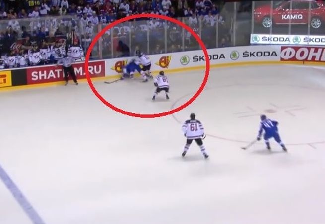Video: Buc bol pred víťazným gólom Kanady zrazený k ľadu. Dostal jasný krosček, tvrdí Nagy