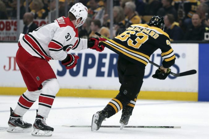 Video: Chárov Boston nedal šancu Caroline, v konferenčnom finále NHL vedie 2:0 na zápasy
