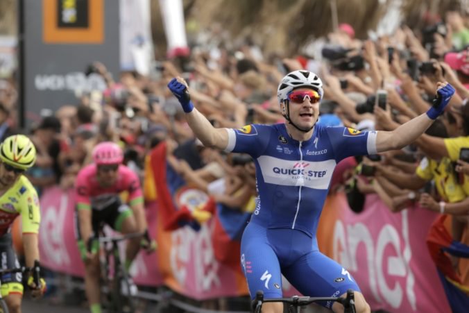 Video: Fernando Gaviria triumfoval v tretej etape na Giro d’Italia, pôvodného víťaza penalizovali