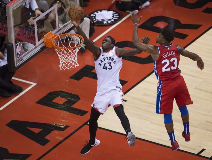 Video: Kôš z poslednej sekundy rozhodol o postupe Toronto, v konferenčnom finále NBA je aj Portland
