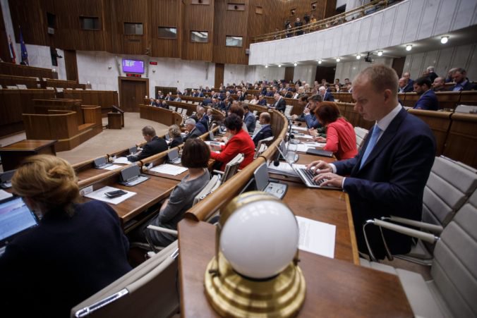Video: Poslanci rokujú o protischránkovom zákone, návrh novely predstavil minister Gál
