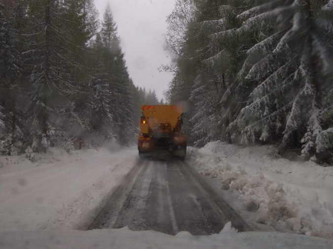 Cestári v Žilinskom kraji sa mali čo obracať pri odhŕňaní napadnutého snehu