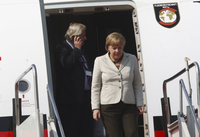 Fanúšička vyradila z prevádzky Merkelovej lietadlo, nezatiahla ručnú brzdu