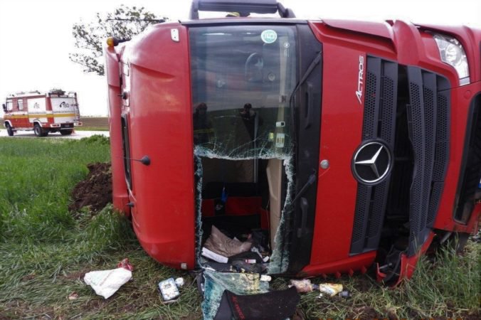 Foto: Poriadne opitý kamionista narazil do Peugeotu a potom skončil prevrátený v poli