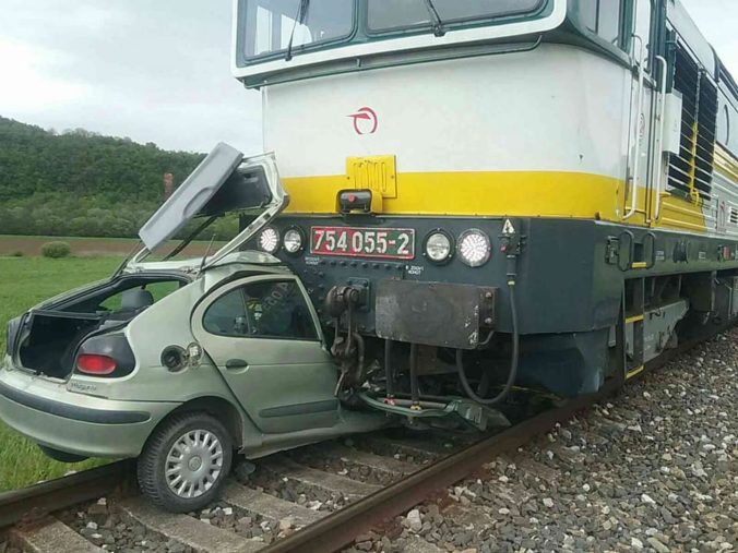 Foto: Vlak zdemoloval auto medzi Gemerskou Hôrkou a Čoltovom, pasažieri stihli vyskočiť