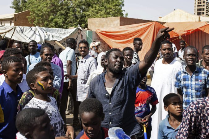 Video: Demonštranti v Sudáne ostávajú v uliciach, zrážky s armádou si vyžiadali niekoľko obetí