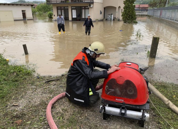 Video: Rieky zatopili domy aj cesty v Bosne, hasiči zachraňovali aj turistov v Chorvátsku