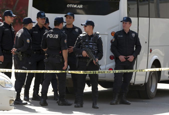 Dvojica sa pokúsila vniknúť do parlamentu v Turecku, chcela vziať strážnika ako rukojemníka