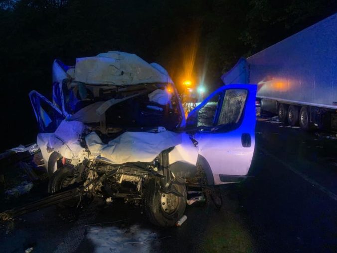 Foto: Vodič Citroënu nezvládol zákrutu a pod Strečnom sa zrazil s nákladiakom