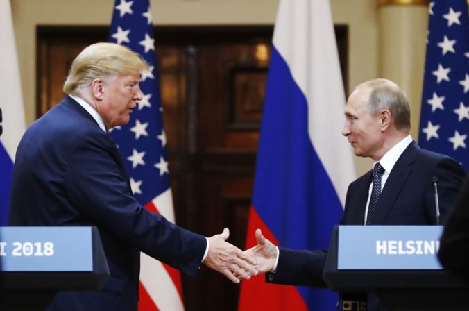 Môžu si spolu sadnúť aj sa rozprávať postojačky, vyjadril sa Kremeľ k stretnutiu Putina s Trumpom