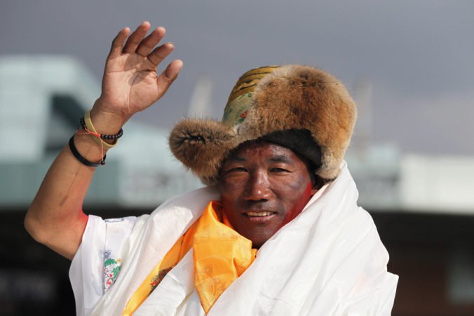 Nepálsky šerpa prekonal sám seba a vytvoril nový rekord v počte výstupov na Mount Everest