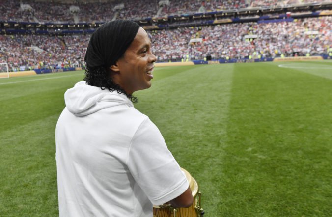 Ronaldinho bude mať naďalej zadržané pasy, v Brazílii staval načierno