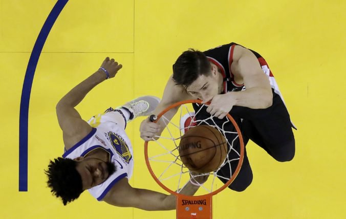 Video: Warriors začali konferenčné finále NBA jasným triumfom, Curry sa blysol deviatimi trojkami