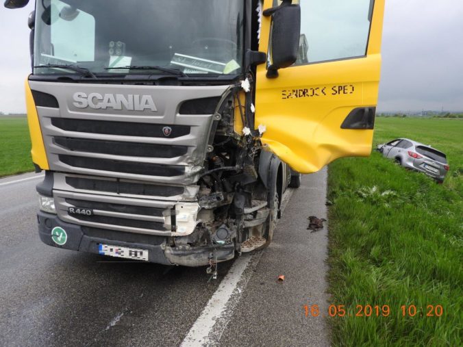 Foto: Cestu medzi Šelpicami a Trnavou museli uzavrieť, kamión dostal šmyk a zrazil sa s autom