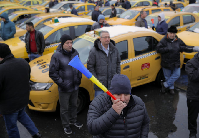 Rumunská vláda podľahla tlaku taxikárov, sprísnila pokuty pre vodičov Uberu aj Taxify