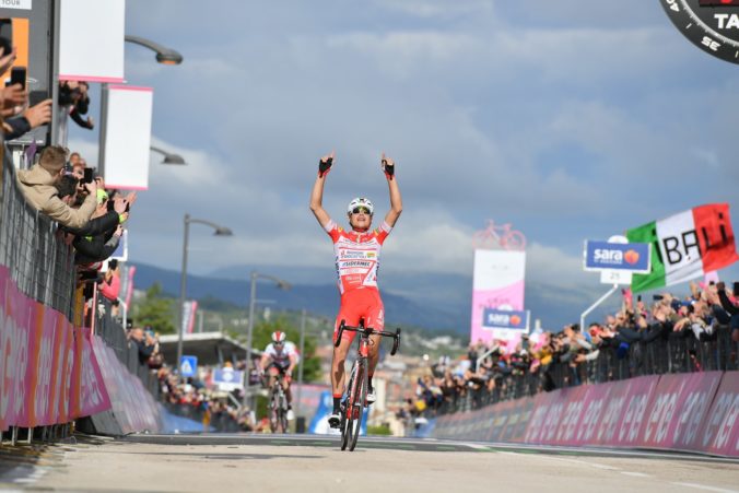 Video: Conti vyzliekol Rogliča z ružového dresu, 6. etapu Giro d’Italia vyhral Masnada