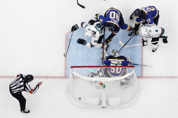 Video: San Jose sa ujalo vedenia v konferenčnom finále NHL, rozhodol sporný gól v predĺžení